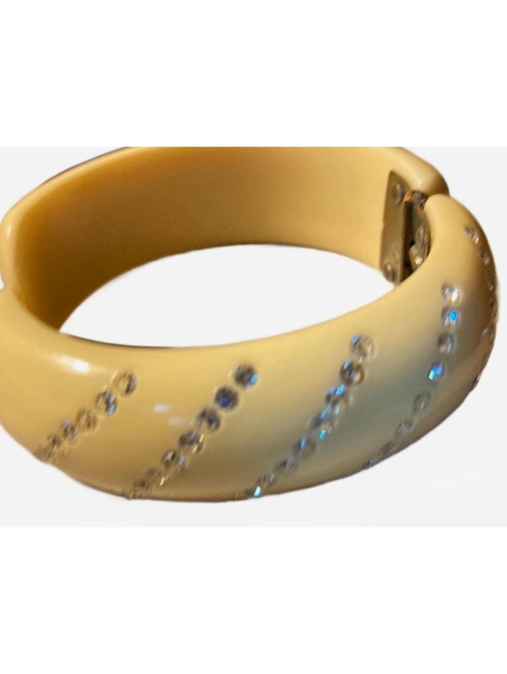 Vintage Weiss Cream Rhinestone Backelite hinged clamp cuff Bracelet